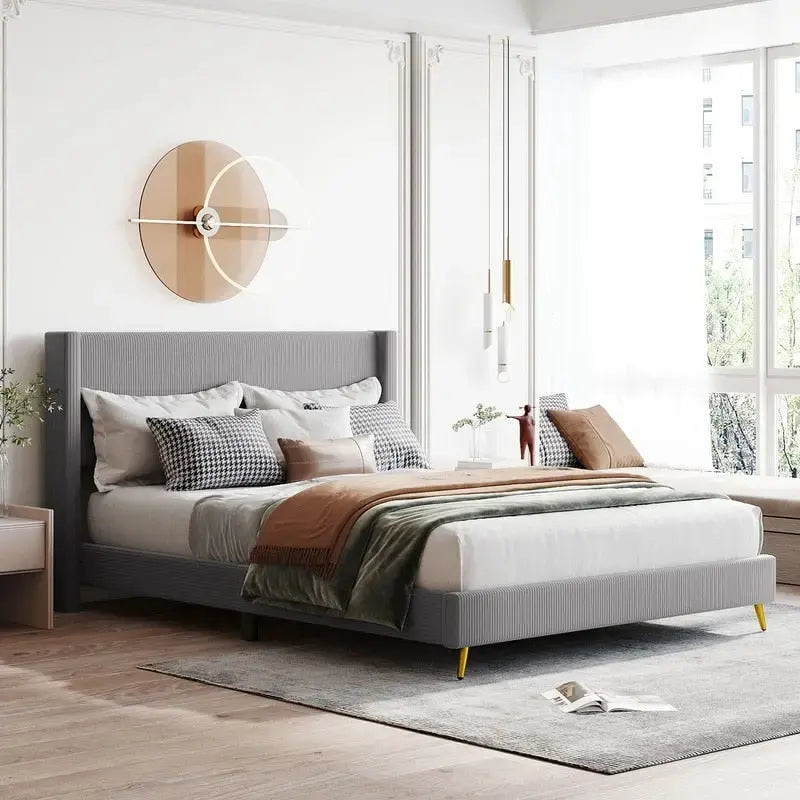 Lit plateforme élégant en bois tapissé avec tête de lit capitonnée