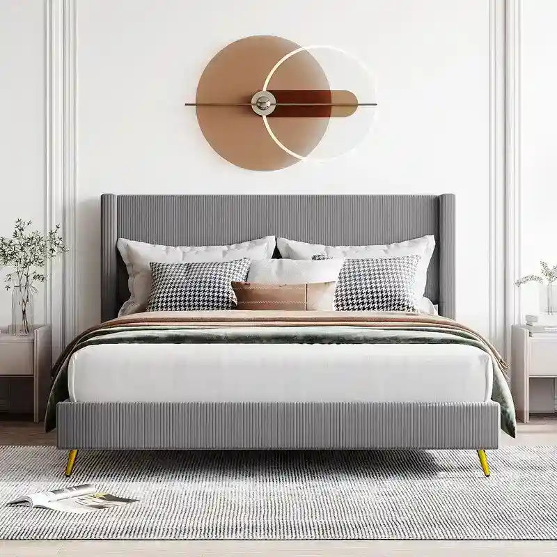 Lit plateforme élégant en bois tapissé avec tête de lit capitonnée