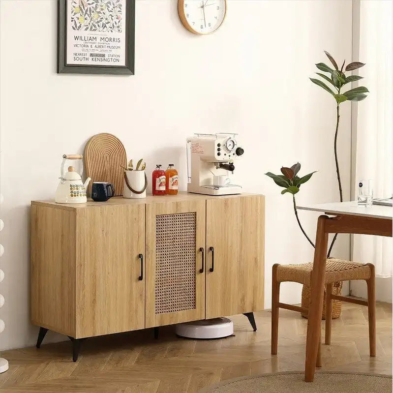 Armoire à trois portes de 45,3 po de largeur avec rotin naturel