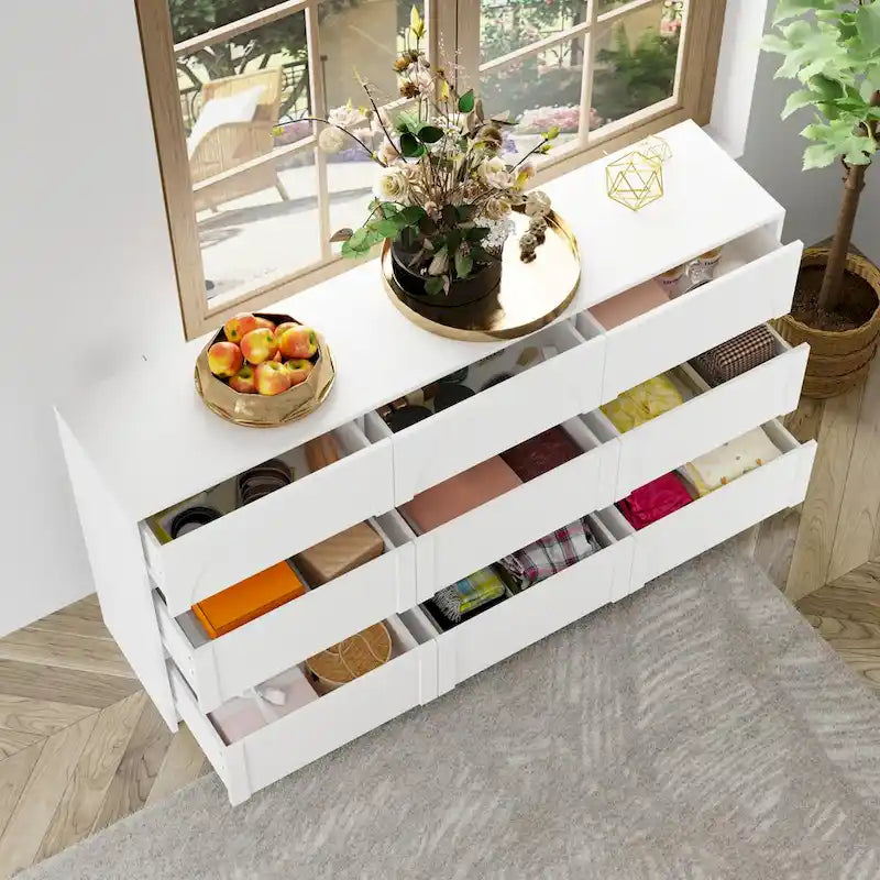 Commode blanche à 9 tiroirs au design moderne et dotée de dispositifs de sécurité