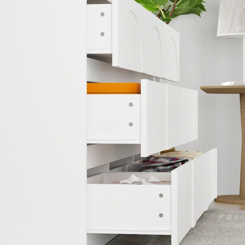 Commode blanche à 9 tiroirs au design moderne et dotée de dispositifs de sécurité